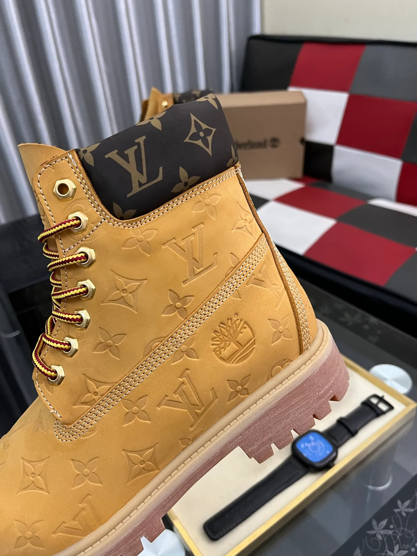 Ex-factory price: 458⌚️⌚️LV x Timberland Timberland joint model Presbyopia Embossed Rhubarb Boots Ankle Boots Short Boots LV x Timberland ankle boots are made of Monogram embossed waterproof nubuck cow leather, relying on the brand's exquisite craftsmanship to carefully reshape the classic Timberland 6-inch boot shape in Italy, with an eye-catching American workwear style. Created by Pharrell Williams 2025 autumn and winter menswear show. Monogram embossed tongue, original Timberland laces and outsole are exquisite details, and the leather label expresses the cooperation logo. Exquisite packaging at the delivery counter🛍📦 ▪️Material: Original customized imported first-layer cowhide ▪️Inner lining: Original customized leather lining/mesh lining ▪️Outsole: Original molded rubber material ▪️Sole thickness: 3.5CM ▪️Size: 38-44